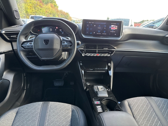 Fahrzeugabbildung Peugeot 2008 Allure LED Apple CarPlay Android Auto Klimaautom Musikstreaming DAB SHZ Spurhalteass. - mit KI generiert/bearbeitet