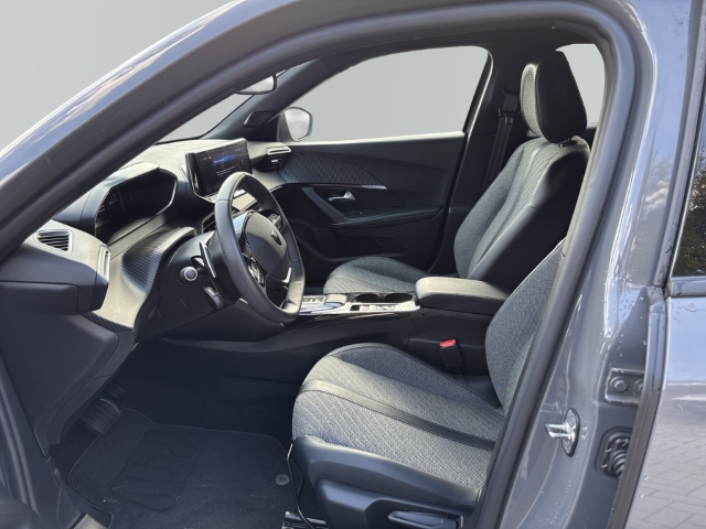 Fahrzeugabbildung Peugeot 2008 Allure LED Apple CarPlay Android Auto Klimaautom Musikstreaming DAB SHZ Spurhalteass. - mit KI generiert/bearbeitet