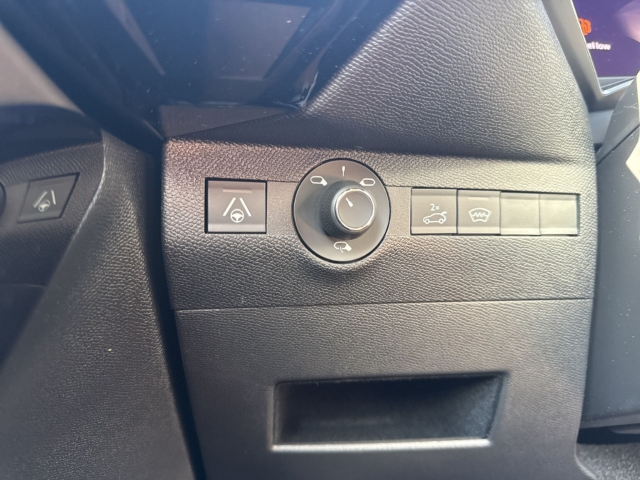 Fahrzeugabbildung DS Automobiles DS7 7 Etoile Blue HDI 130 - mit KI generiert/bearbeitet