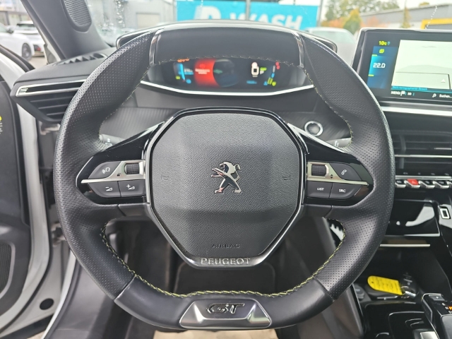 Fahrzeugabbildung Peugeot e-2008 GT Pack Elektro El. Panodach Navi LED ACC Klimaautom Fahrerprofil DAB Ambientebeleuchtung
