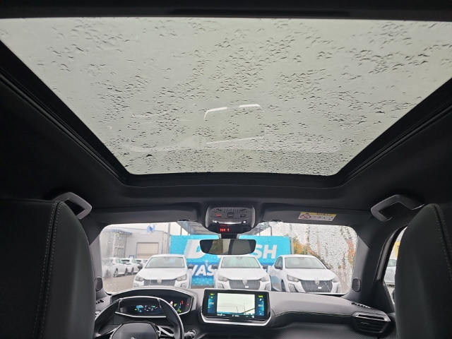Fahrzeugabbildung Peugeot e-2008 GT Pack Elektro El. Panodach Navi LED ACC Klimaautom Fahrerprofil DAB Ambientebeleuchtung