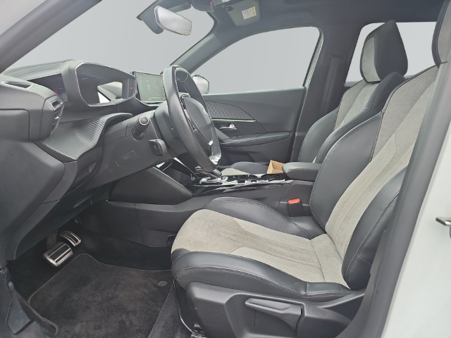 Fahrzeugabbildung Peugeot e-2008 GT Pack Elektro El. Panodach Navi LED ACC Klimaautom Fahrerprofil DAB Ambientebeleuchtung