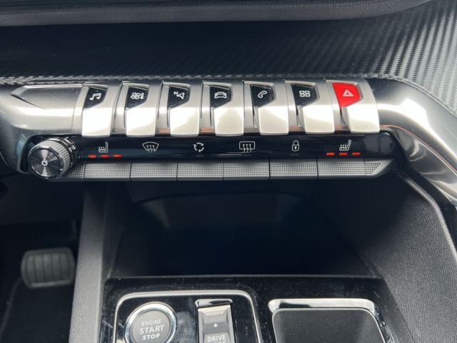 Fahrzeugabbildung Peugeot 3008 Allure Pack Navi Digitales Cockpit LED ACC El. Heckklappe 2-Zonen-Klimaautom
