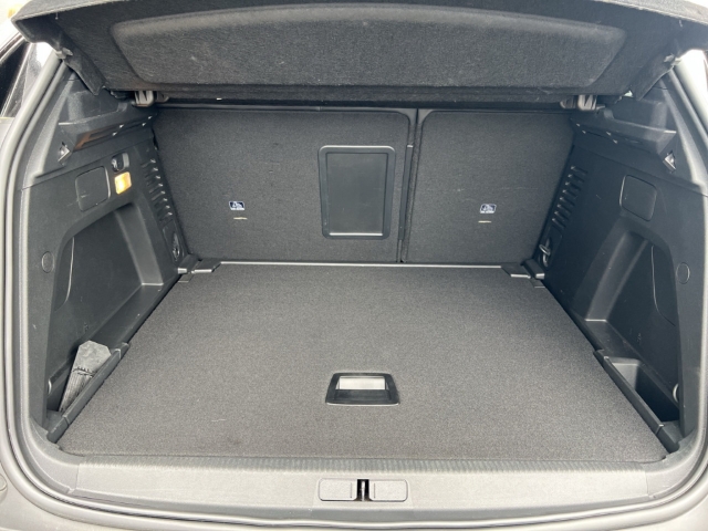 Fahrzeugabbildung Peugeot 3008 Allure Pack Navi Digitales Cockpit LED ACC El. Heckklappe 2-Zonen-Klimaautom