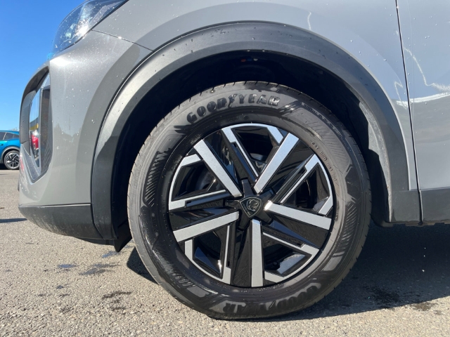 Fahrzeugabbildung Peugeot 2008 Active LED SHZ Spurhalteass. Verkehrszeichenerk. Notbremsass. Temp PDC Berganfahrass. - mit KI generiert/bearbeitet