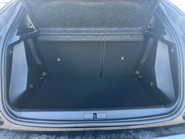 Fahrzeugabbildung Peugeot 2008 Active LED SHZ Spurhalteass. Verkehrszeichenerk. Notbremsass. Temp PDC Berganfahrass. - mit KI generiert/bearbeitet