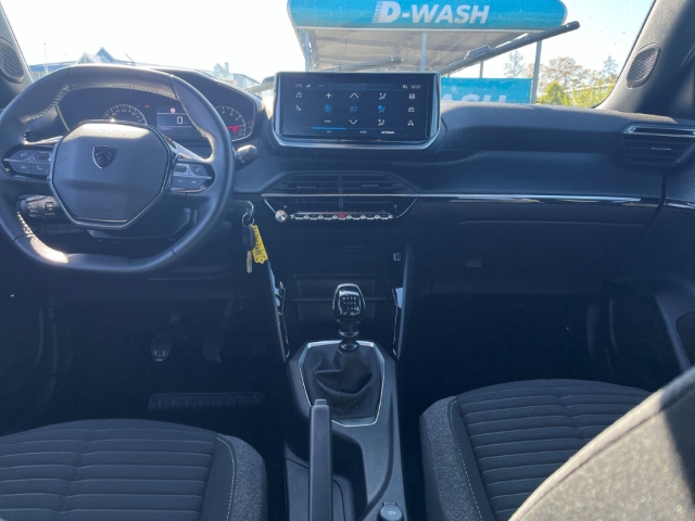 Fahrzeugabbildung Peugeot 2008 Active LED SHZ Spurhalteass. Verkehrszeichenerk. Notbremsass. Temp PDC Berganfahrass. - mit KI generiert/bearbeitet