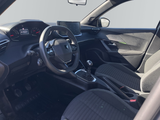 Fahrzeugabbildung Peugeot 2008 Active LED SHZ Spurhalteass. Verkehrszeichenerk. Notbremsass. Temp PDC Berganfahrass. - mit KI generiert/bearbeitet