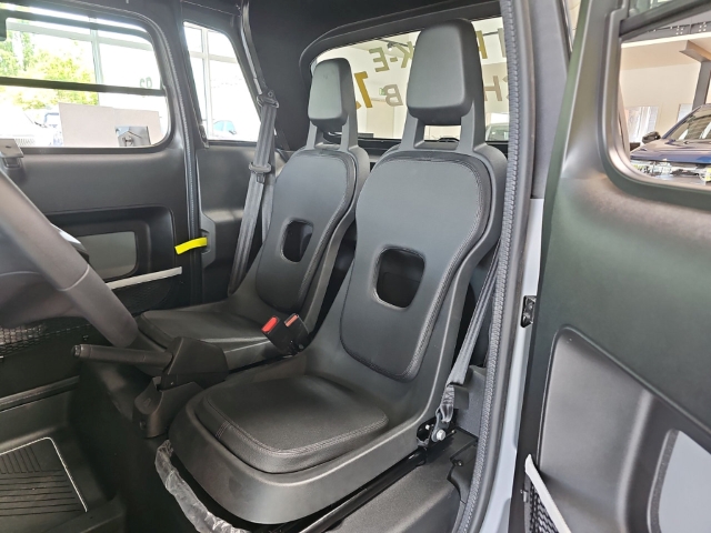 Fahrzeugabbildung Opel Rocks GS Handyhalterung Fußmatten Digitales Cockpit LED Scheinwerfer und Tagfahrlicht - mit KI generiert/bearbeitet