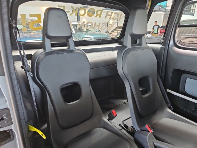 Fahrzeugabbildung Opel Rocks GS Handyhalterung Fußmatten Digitales Cockpit LED Scheinwerfer und Tagfahrlicht - mit KI generiert/bearbeitet