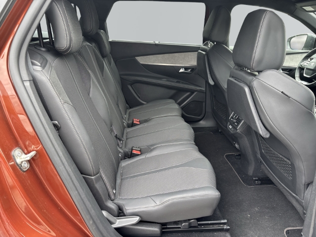 Fahrzeugabbildung Peugeot 5008 GT Navi Digitales Cockpit LED ACC 2-Zonen-Klimaautom Fahrerprofil DAB Ambientebeleuchtung - mit KI generiert/bearbeitet