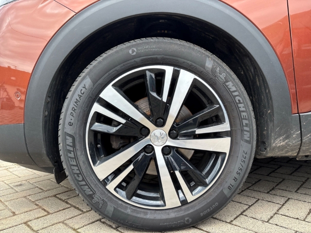 Fahrzeugabbildung Peugeot 5008 GT Navi Digitales Cockpit LED ACC 2-Zonen-Klimaautom Fahrerprofil DAB Ambientebeleuchtung - mit KI generiert/bearbeitet