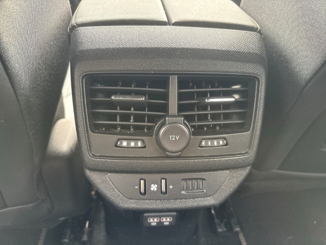Fahrzeugabbildung Peugeot 5008 GT Navi Digitales Cockpit LED ACC 2-Zonen-Klimaautom Fahrerprofil DAB Ambientebeleuchtung - mit KI generiert/bearbeitet