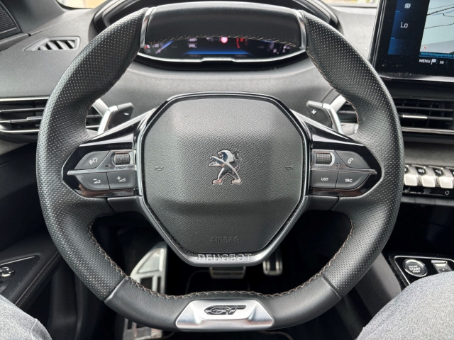 Fahrzeugabbildung Peugeot 5008 GT Navi Digitales Cockpit LED ACC 2-Zonen-Klimaautom Fahrerprofil DAB Ambientebeleuchtung - mit KI generiert/bearbeitet