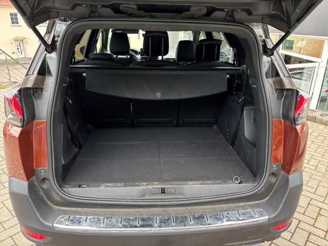 Fahrzeugabbildung Peugeot 5008 GT Navi Digitales Cockpit LED ACC 2-Zonen-Klimaautom Fahrerprofil DAB Ambientebeleuchtung - mit KI generiert/bearbeitet