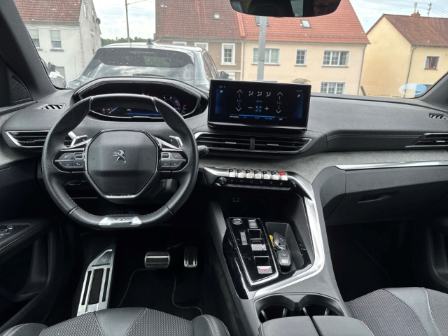Fahrzeugabbildung Peugeot 5008 GT Navi Digitales Cockpit LED ACC 2-Zonen-Klimaautom Fahrerprofil DAB Ambientebeleuchtung - mit KI generiert/bearbeitet