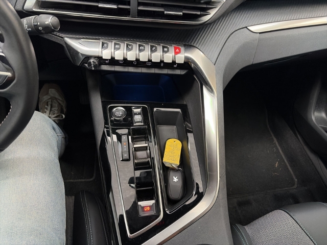 Fahrzeugabbildung Peugeot 3008 Allure Pack Navi Digitales Cockpit LED ACC El. Heckklappe 2-Zonen-Klimaautom - mit KI generiert/bearbeitet