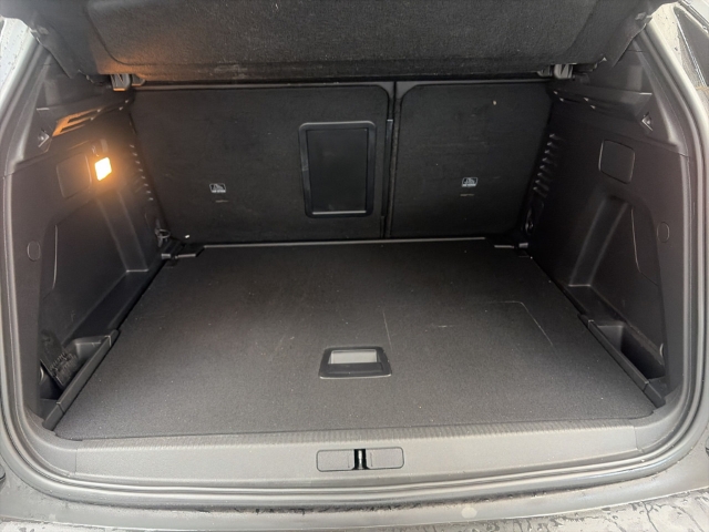 Fahrzeugabbildung Peugeot 3008 Allure Pack Navi Digitales Cockpit LED ACC El. Heckklappe 2-Zonen-Klimaautom - mit KI generiert/bearbeitet