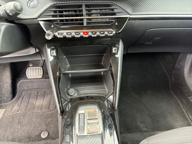 Fahrzeugabbildung Peugeot e-2008 Active Pack LED Klimaautom DAB SHZ Keyless Spurhalteass. Verkehrszeichenerk.