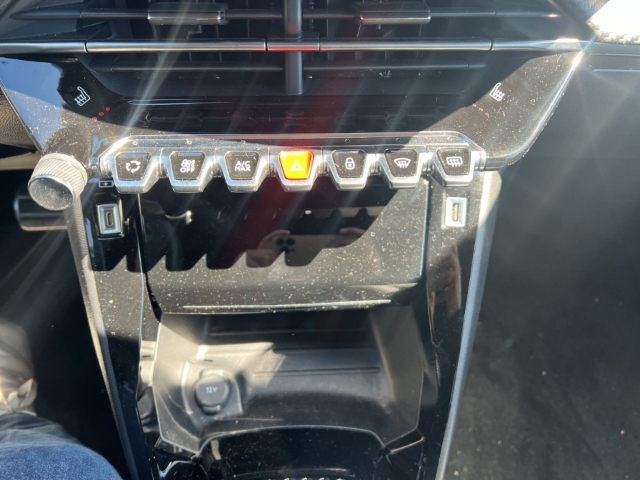 Fahrzeugabbildung Peugeot 208 GT Panorama Navi LED ACC Klimaautom Fahrerprofil DAB Ambientebeleuchtung SHZ Parklenkass.