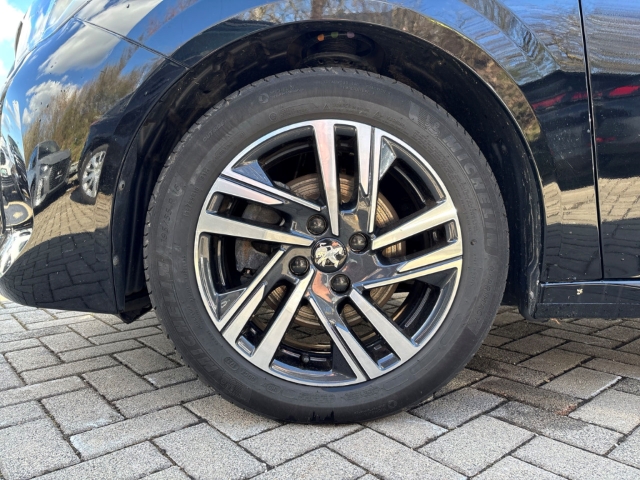 Fahrzeugabbildung Peugeot 208 Allure Pack Navi LED Klimaautom Fahrerprofil DAB SHZ Spurhalteass. Verkehrszeichenerk.