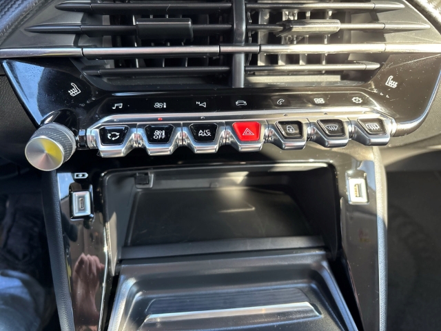 Fahrzeugabbildung Peugeot 208 Allure Pack Navi LED Klimaautom Fahrerprofil DAB SHZ Spurhalteass. Verkehrszeichenerk.
