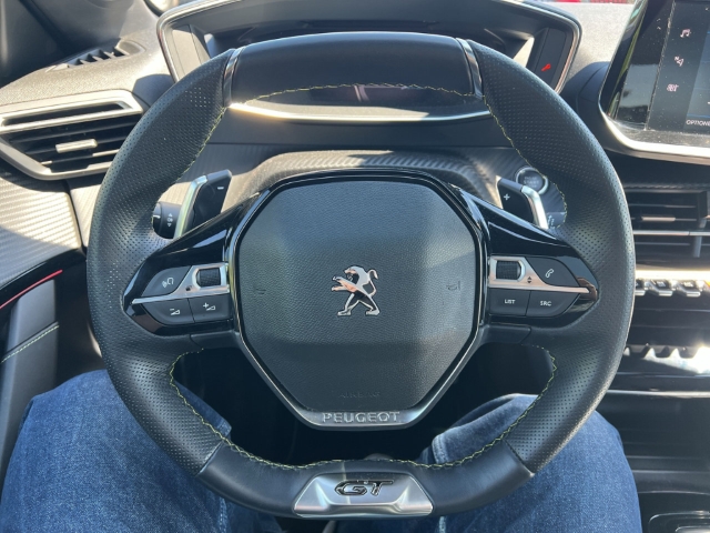 Fahrzeugabbildung Peugeot 208 GT Panorama Navi LED ACC Klimaautom Fahrerprofil DAB Ambientebeleuchtung SHZ Parklenkass.