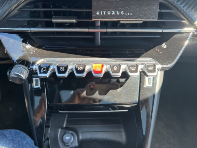 Fahrzeugabbildung Peugeot 208 GT Panorama Navi LED ACC Klimaautom Fahrerprofil DAB Ambientebeleuchtung SHZ Parklenkass.