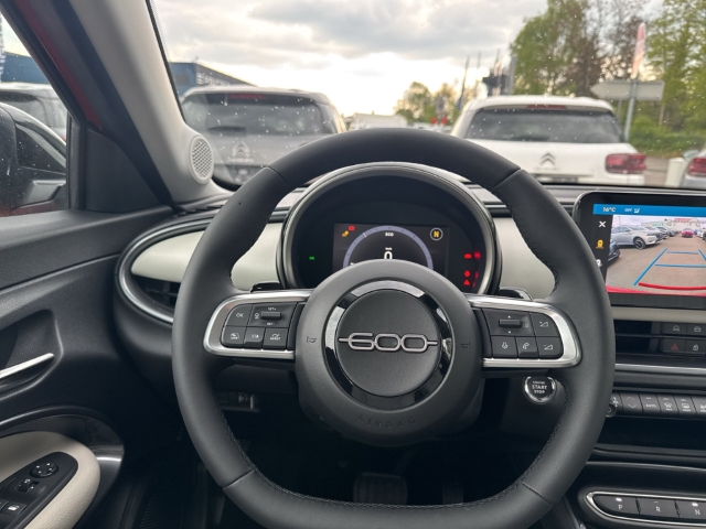 Fahrzeugabbildung Fiat 600 Hybrid La Prima , Leder, Nav, RFK,