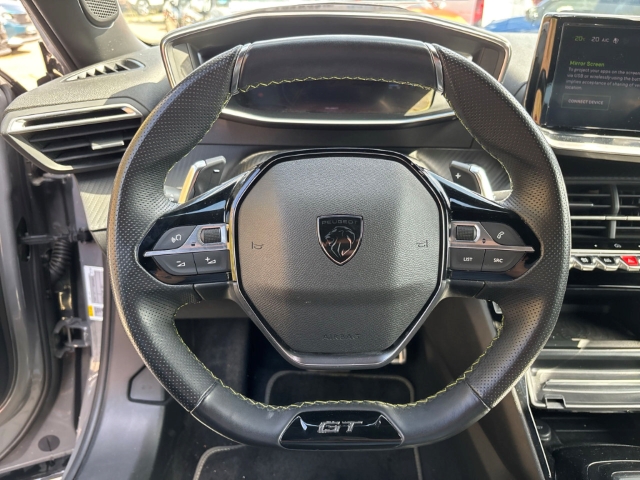 Fahrzeugabbildung Peugeot 2008 GT Navi LED Apple CarPlay Android Auto Klimaautom Fahrerprofil Musikstreaming - mit KI generiert/bearbeitet