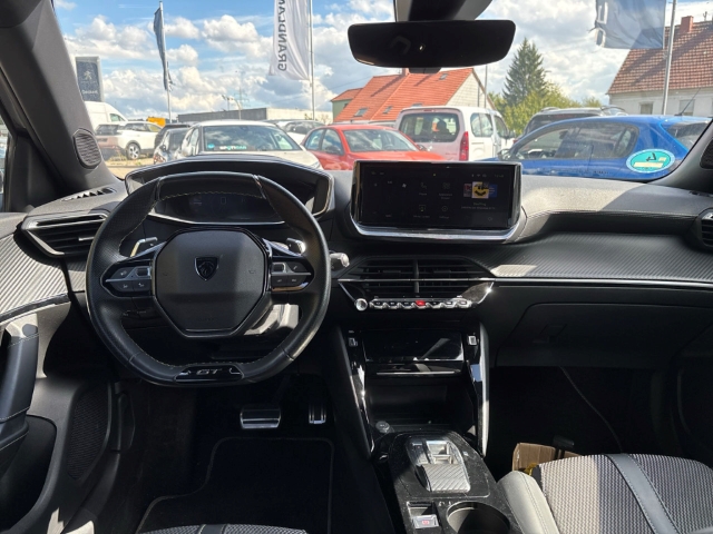 Fahrzeugabbildung Peugeot 2008 GT Navi LED Apple CarPlay Android Auto Klimaautom Fahrerprofil Musikstreaming - mit KI generiert/bearbeitet