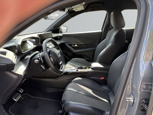 Fahrzeugabbildung Peugeot 2008 GT Navi LED Apple CarPlay Android Auto Klimaautom Fahrerprofil Musikstreaming - mit KI generiert/bearbeitet