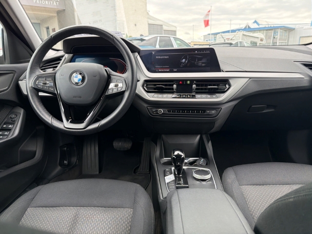 Fahrzeugabbildung BMW 118 i Advantage Navi Digitales Cockpit LED Sperrdiff. Fahrerprofil WLAN Kom-paket