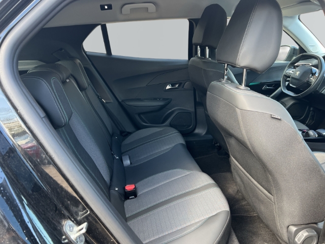 Fahrzeugabbildung Peugeot e-2008 Allure Navi Digitales Cockpit LED Apple CarPlay Android Auto Fahrerprofil - mit KI generiert/bearbeitet