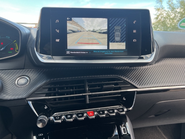 Fahrzeugabbildung Peugeot e-2008 Allure Navi Digitales Cockpit LED Apple CarPlay Android Auto Fahrerprofil - mit KI generiert/bearbeitet