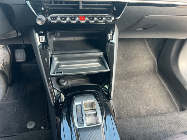 Fahrzeugabbildung Peugeot e-2008 Allure Navi Digitales Cockpit LED Apple CarPlay Android Auto Fahrerprofil - mit KI generiert/bearbeitet