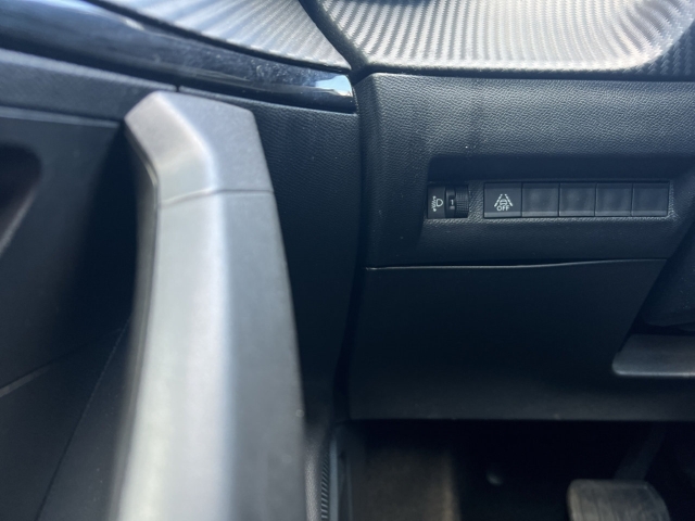 Fahrzeugabbildung Peugeot e-2008 Allure Navi Digitales Cockpit LED Apple CarPlay Android Auto Fahrerprofil - mit KI generiert/bearbeitet