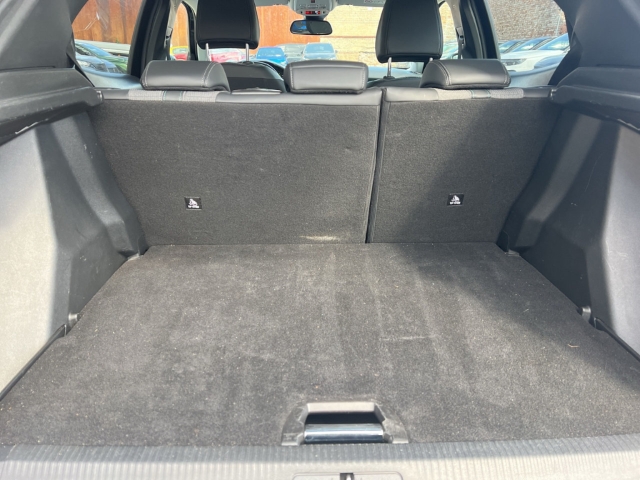 Fahrzeugabbildung Peugeot e-2008 Allure Navi Digitales Cockpit LED Apple CarPlay Android Auto Fahrerprofil - mit KI generiert/bearbeitet