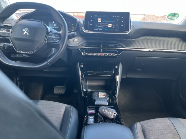 Fahrzeugabbildung Peugeot e-2008 Allure Navi Digitales Cockpit LED Apple CarPlay Android Auto Fahrerprofil - mit KI generiert/bearbeitet