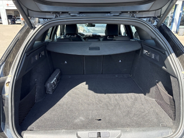 Fahrzeugabbildung Peugeot 308 SW GT El. Panodach Navi Digitales Cockpit Memory Sitze Soundsystem 360 Kamera