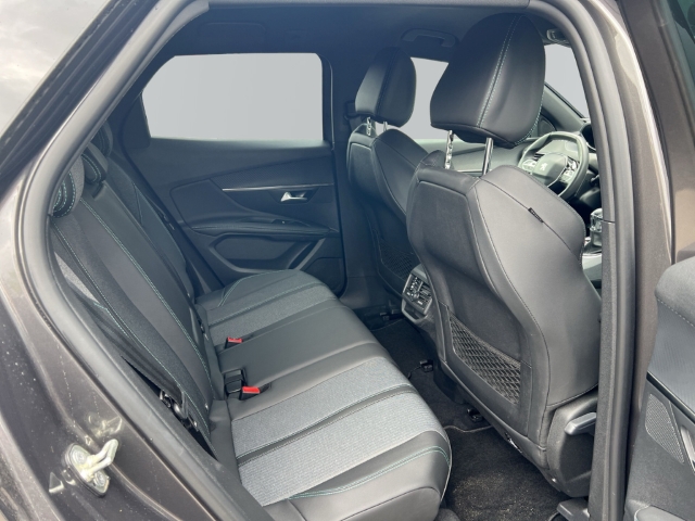 Fahrzeugabbildung Peugeot 3008 Allure Pack Navi Digitales Cockpit LED ACC El. Heckklappe 2-Zonen-Klimaautom - mit KI generiert/bearbeitet