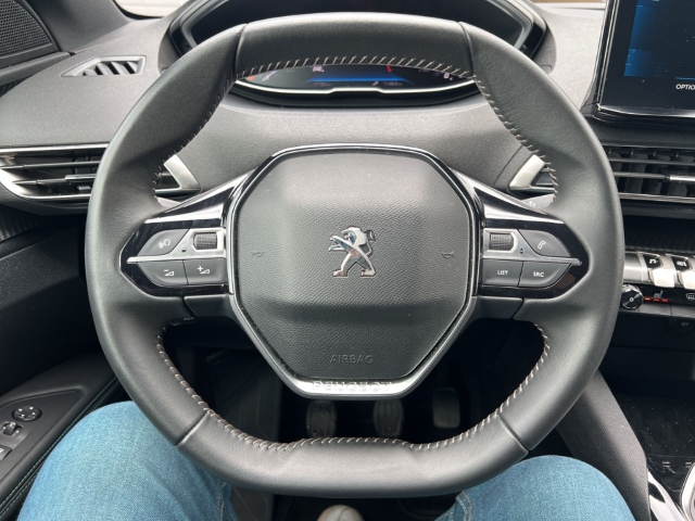 Fahrzeugabbildung Peugeot 3008 Allure Pack Navi Digitales Cockpit LED ACC El. Heckklappe 2-Zonen-Klimaautom - mit KI generiert/bearbeitet