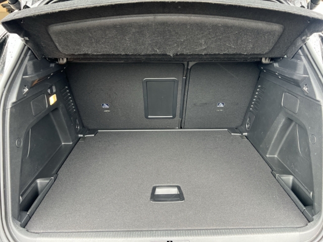Fahrzeugabbildung Peugeot 3008 Allure Pack Navi Digitales Cockpit LED ACC El. Heckklappe 2-Zonen-Klimaautom - mit KI generiert/bearbeitet