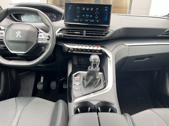 Fahrzeugabbildung Peugeot 3008 Allure Pack Navi Digitales Cockpit LED ACC El. Heckklappe 2-Zonen-Klimaautom - mit KI generiert/bearbeitet