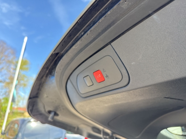Fahrzeugabbildung DS Automobiles DS7 Performance Line AHK Digitales Cockpit LED Klimaautom Ambientebeleuchtung