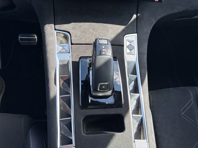 Fahrzeugabbildung DS Automobiles DS7 Performance Line AHK Digitales Cockpit LED Klimaautom Ambientebeleuchtung