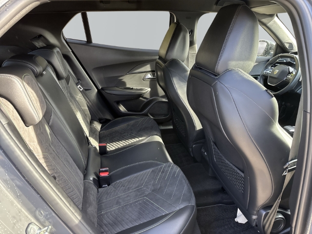 Fahrzeugabbildung Peugeot 2008 GT Navi Leder 360 Kamera Massagesitze LED Apple CarPlay Android Auto Fahrerprofil - mit KI generiert/bearbeitet