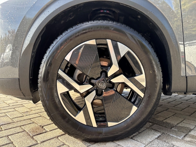 Fahrzeugabbildung Peugeot 2008 GT Navi Leder 360 Kamera Massagesitze LED Apple CarPlay Android Auto Fahrerprofil - mit KI generiert/bearbeitet