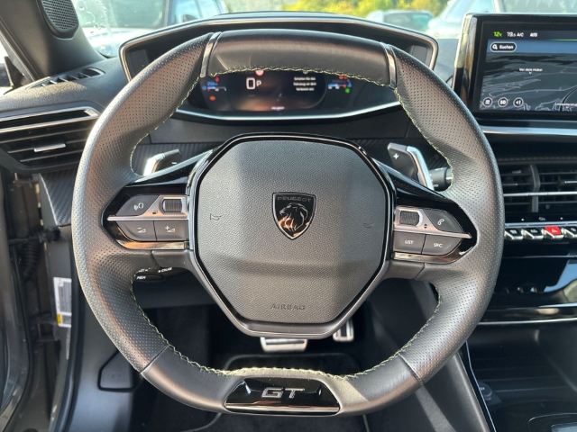 Fahrzeugabbildung Peugeot 2008 GT Navi Leder 360 Kamera Massagesitze LED Apple CarPlay Android Auto Fahrerprofil - mit KI generiert/bearbeitet