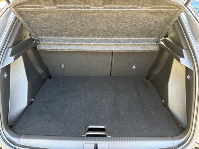 Fahrzeugabbildung Peugeot 2008 GT Navi Leder 360 Kamera Massagesitze LED Apple CarPlay Android Auto Fahrerprofil - mit KI generiert/bearbeitet